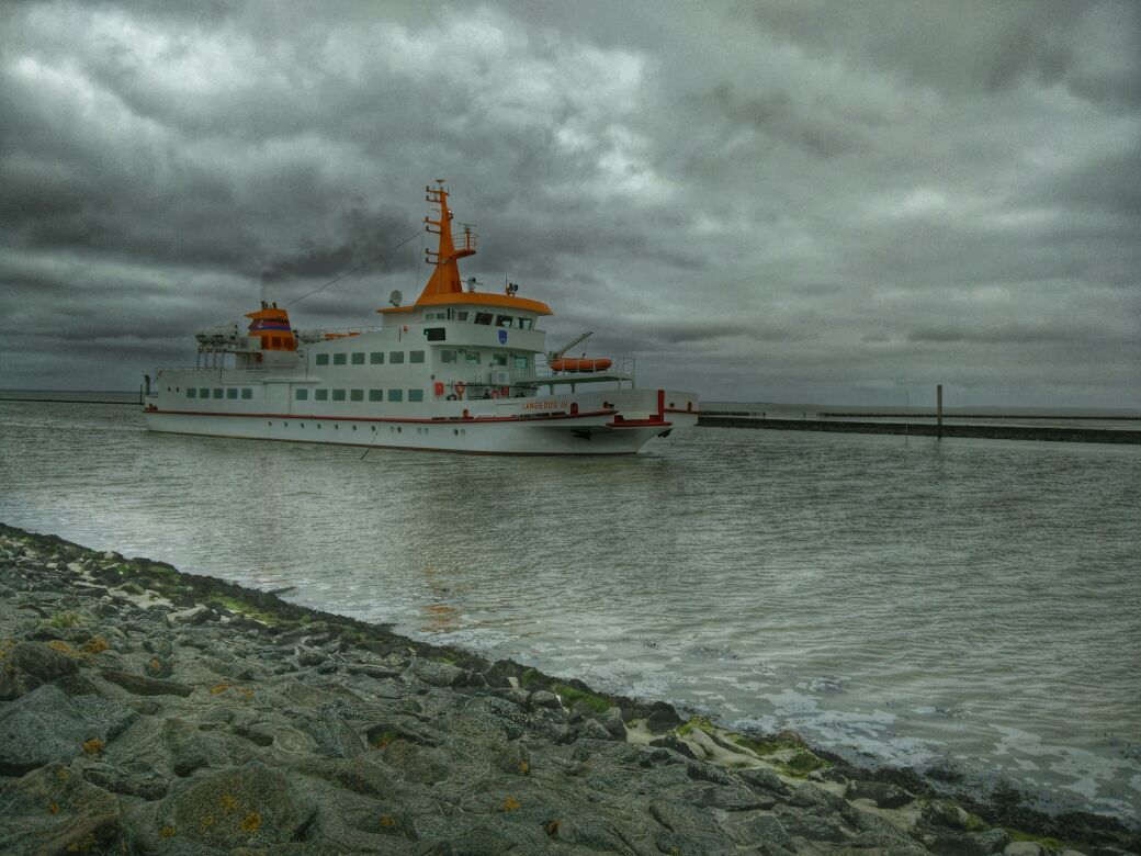 Fähre nach Langeoog im Hafen von Bensersiel (eigenes Bild) Fähre nach Langeoog im Hafen von Bensersiel (eigenes Bild)